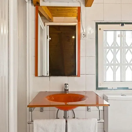 Apartment Central 2bd For 7px Duplex W/ Wooden Ceilings!