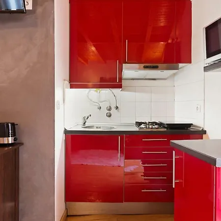 Central 2bd For 7px Duplex W/ Wooden Ceilings! Apartment *