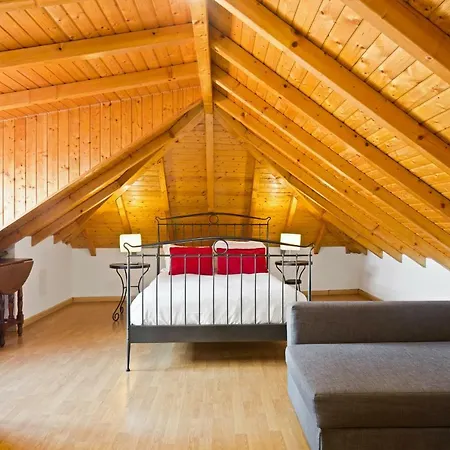 Central 2bd For 7px Duplex W/ Wooden Ceilings! Apartment